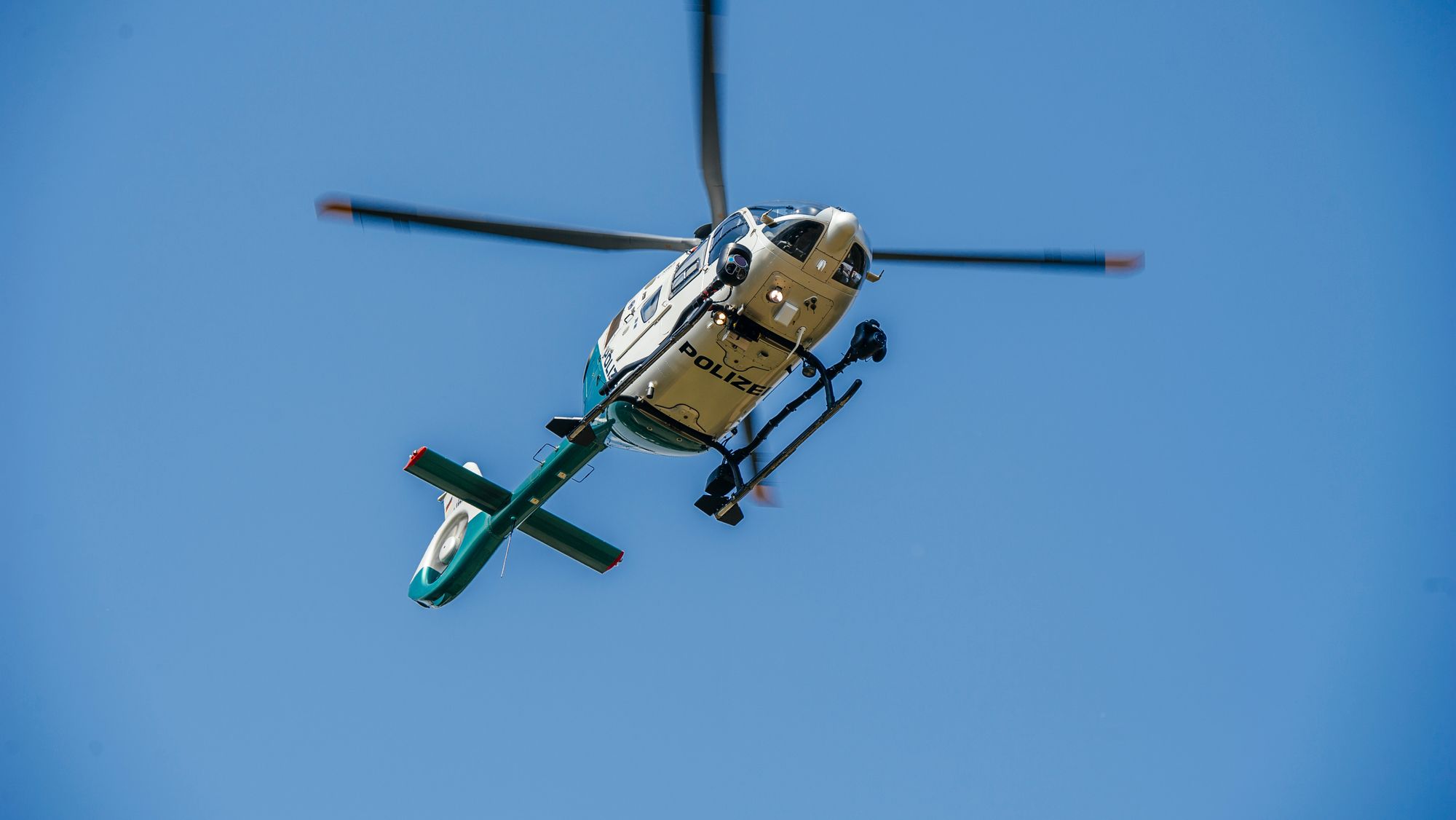 Mann springt bei Flucht vor Polizei aus Fenster im ersten