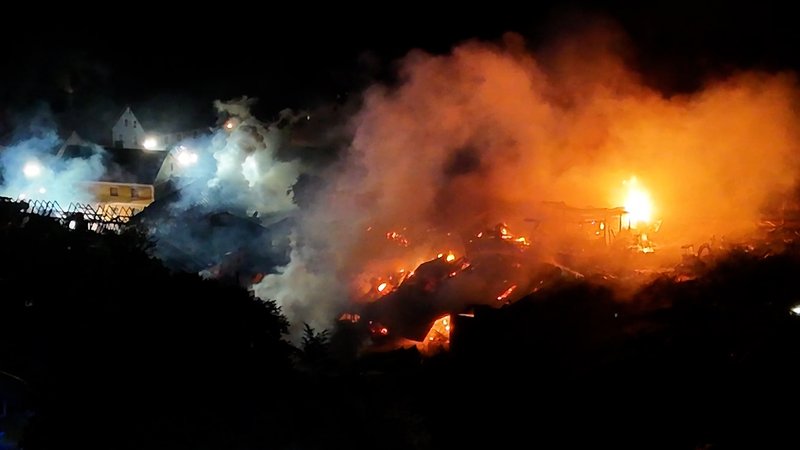Großbrand zerstört Bauernhof | Bild: BR Großbrand zerstört Bauernhof