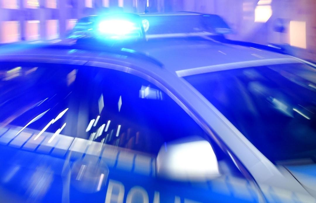Ein Streifenwagen der Polizei steht mit eingeschaltetem Blaulicht auf der Straße. (Symbolbild)