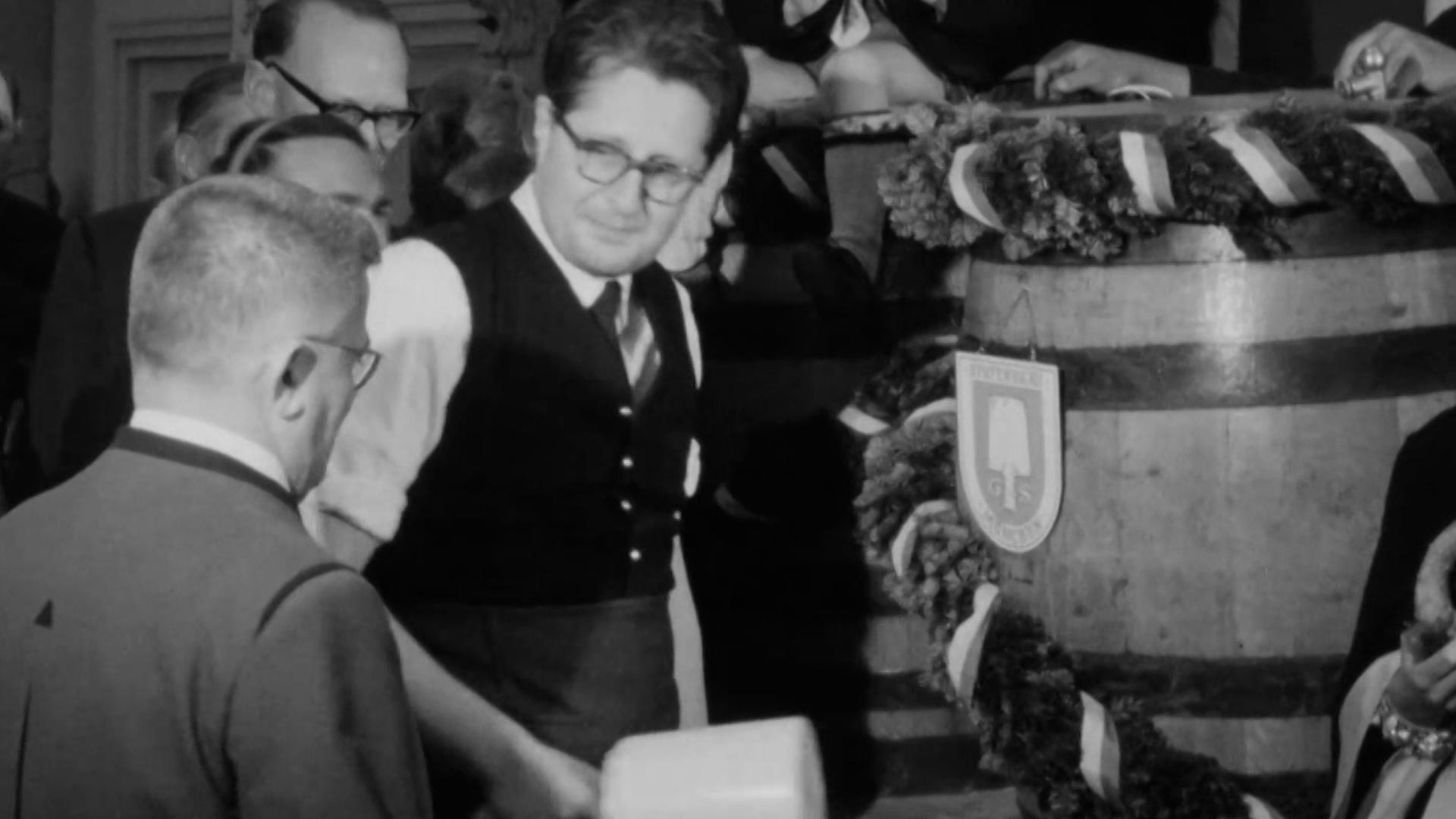 Der erste Fassanstich beim Münchner Oktoberfest von 1966.