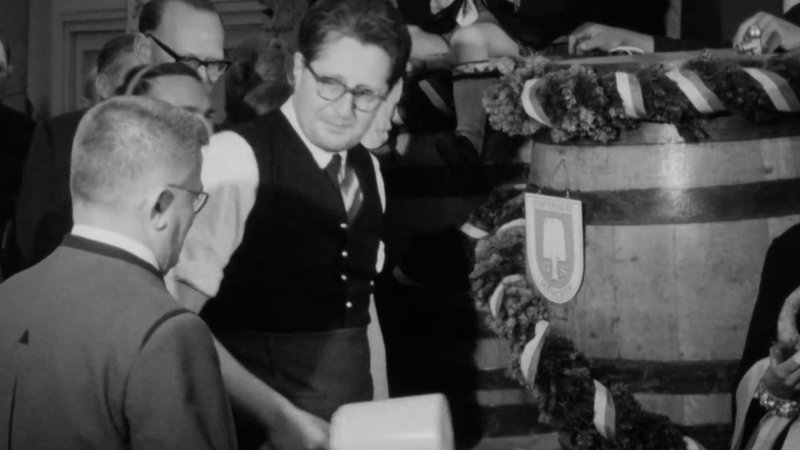Der erste Fassanstich beim Münchner Oktoberfest von 1966. | Bild: BR Der erste Fassanstich beim Münchner Oktoberfest von 1966.