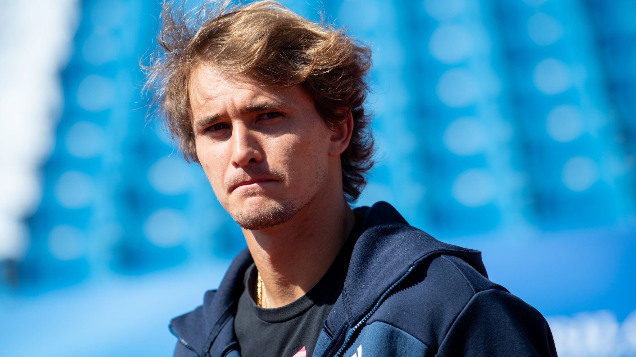 Alexander Zverev nimmt an der Pressekonferenz teil