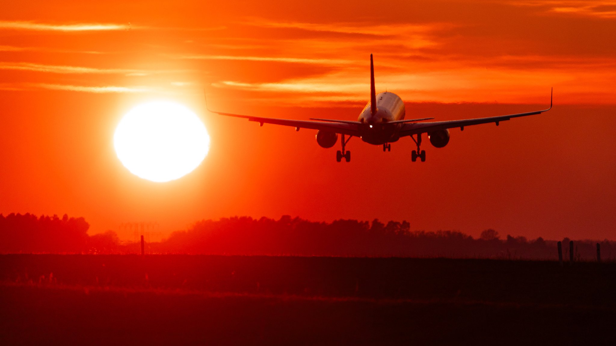 Ein Flieger startet in den Sonnenuntergang. | Bild: picture alliance / Rainer Keuenhof | Rainer Keuenhof Ein Flieger startet in den Sonnenuntergang.