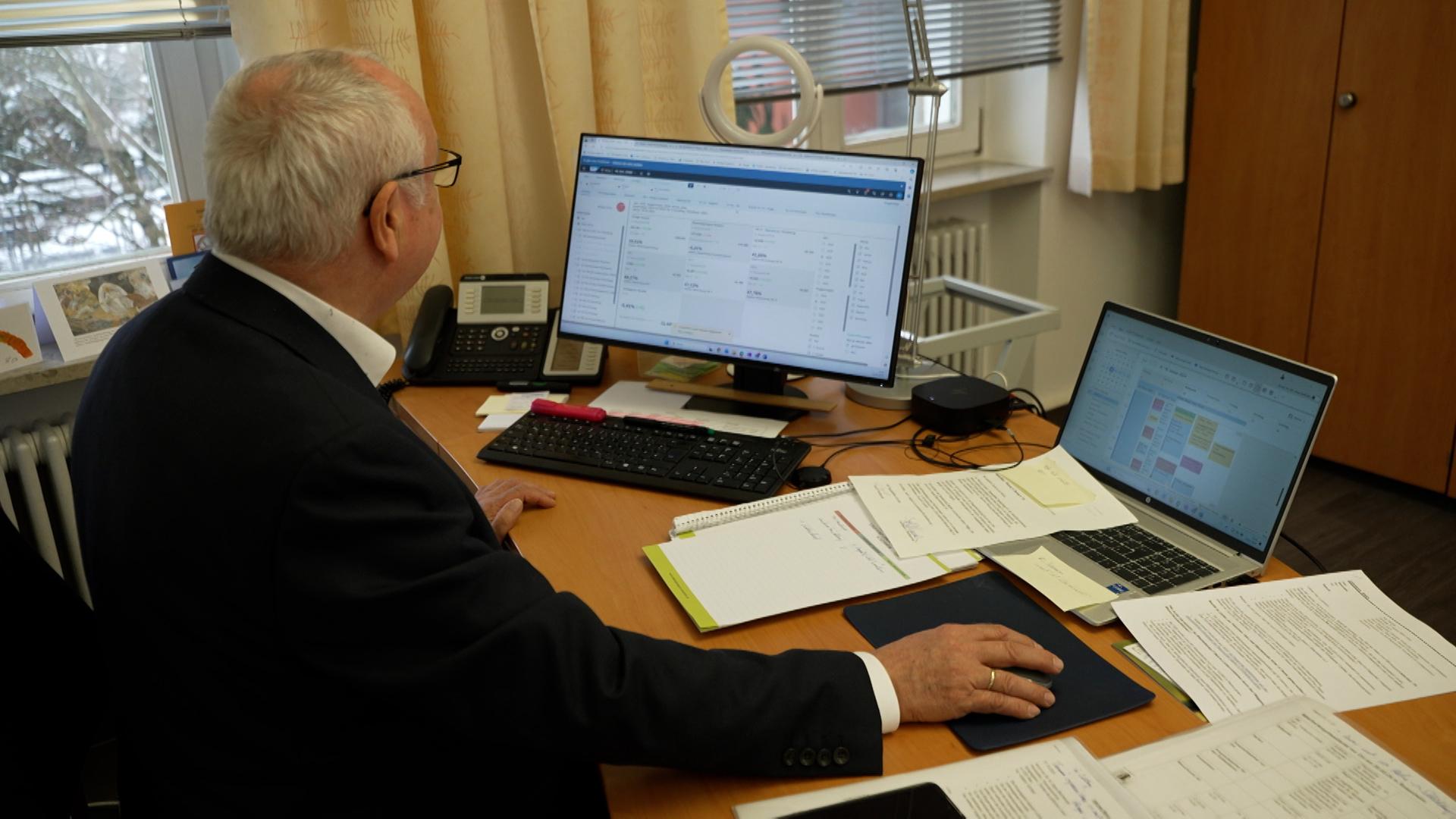 Erwin Lehmann am Schreibtisch vor dem Computer