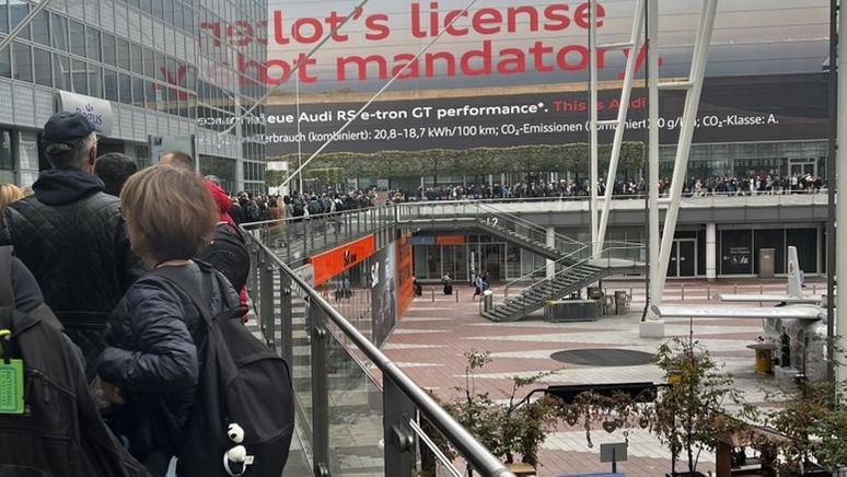 ARCHIV - 23.12.2022, Bayern, München: Passagiere stehen mit ihrem Gepäck an Check-in-Schaltern am Flughafen. (zu dpa: «Große bayerische Flughäfen ziehen positive Ferien-Bilanz») Foto: Sven Hoppe/dpa +++ dpa-Bildfunk +++ | Bild:dpabildfunk