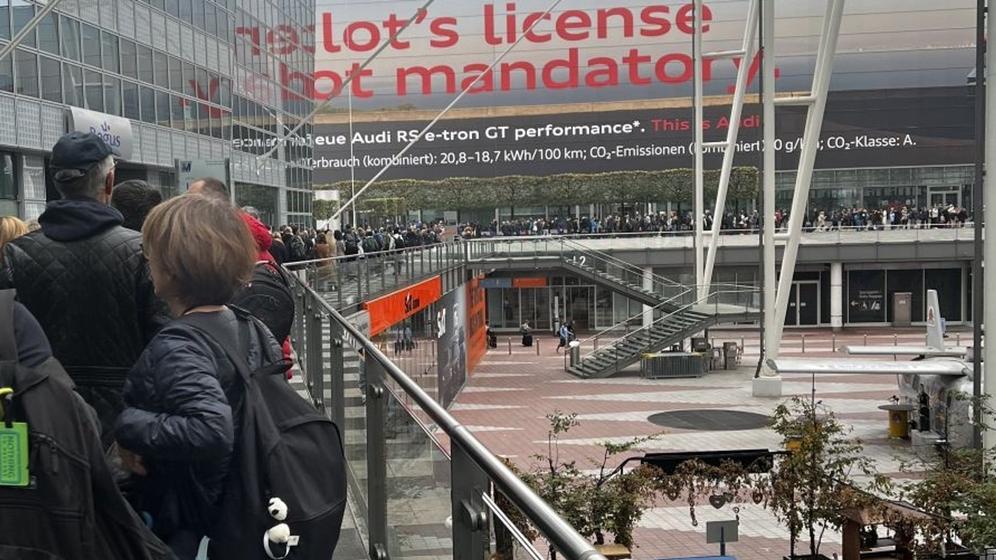 ARCHIV - 23.12.2022, Bayern, München: Passagiere stehen mit ihrem Gepäck an Check-in-Schaltern am Flughafen. (zu dpa: «Große bayerische Flughäfen ziehen positive Ferien-Bilanz») Foto: Sven Hoppe/dpa +++ dpa-Bildfunk +++ | Bild:dpabildfunk