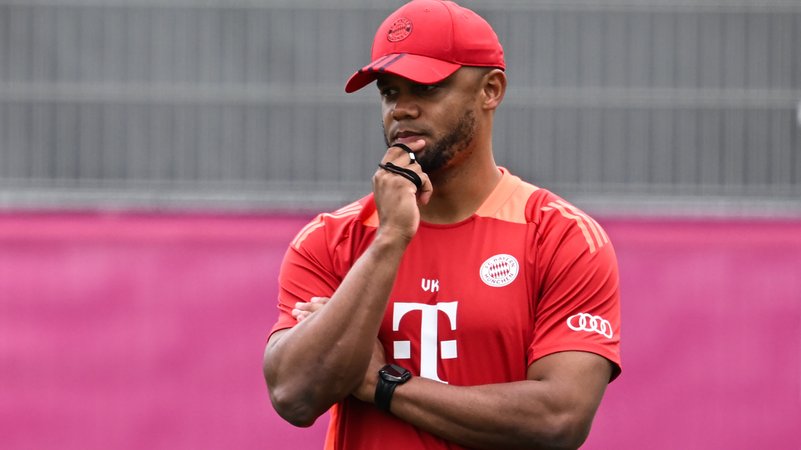 Alles im Blick: Der neue Trainer des FC Bayern Vincent Kompany | Bild: picture-alliance / dpa Alles im Blick: Der neue Trainer des FC Bayern Vincent Kompany