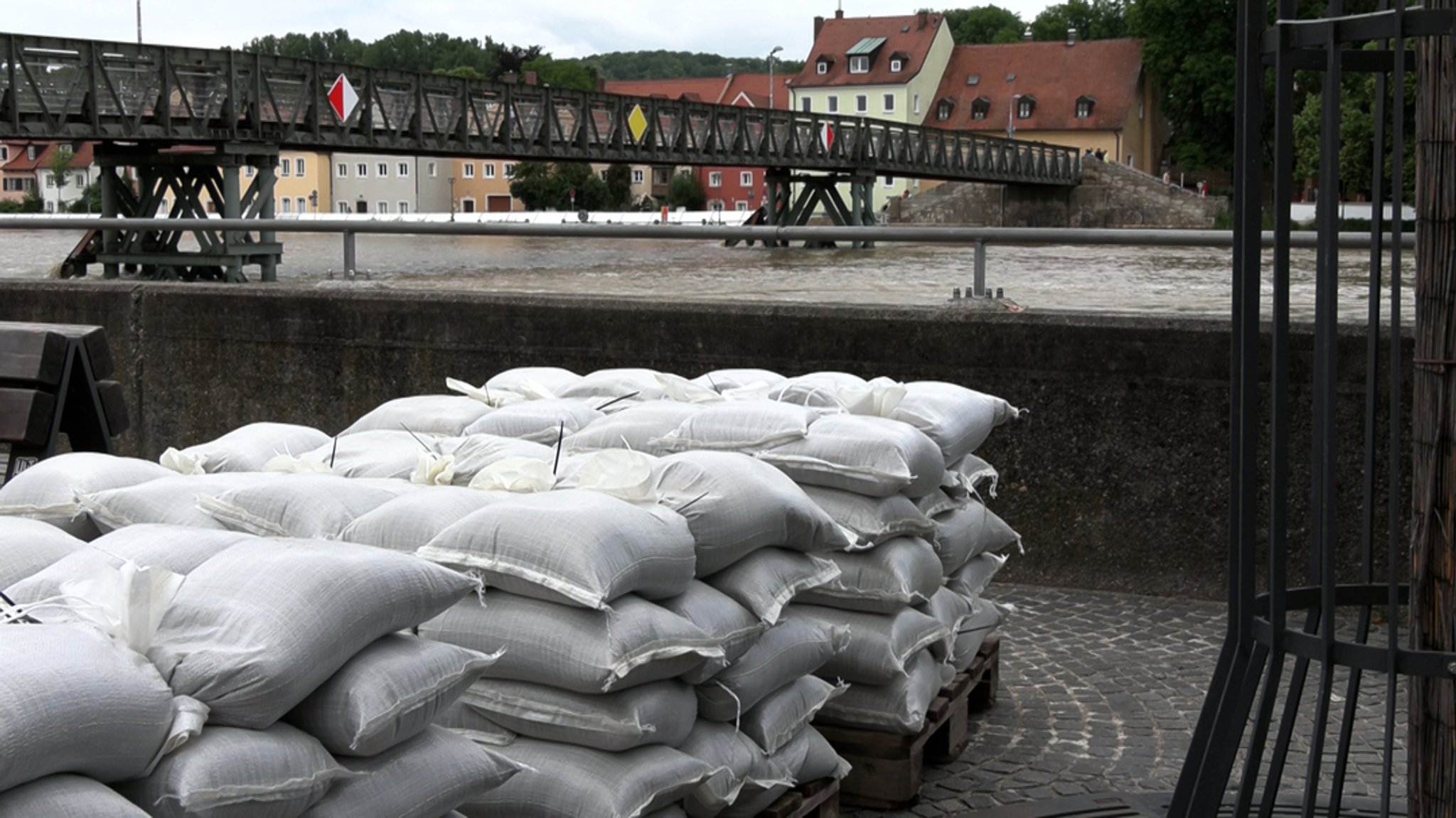 Der Eiserne Steg in Regensburg am Dienstagmittag.