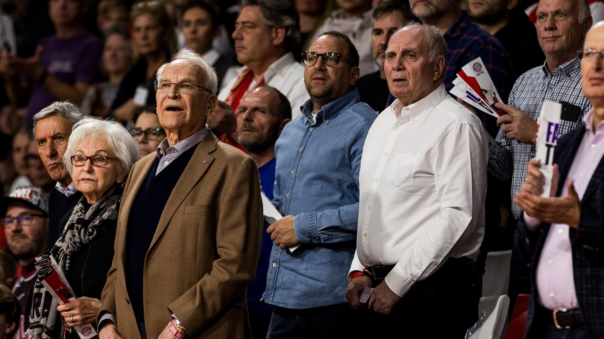 Edmund Stoiber (l.) und Uli Hoeneß verfolgen das Spiel in der Halle