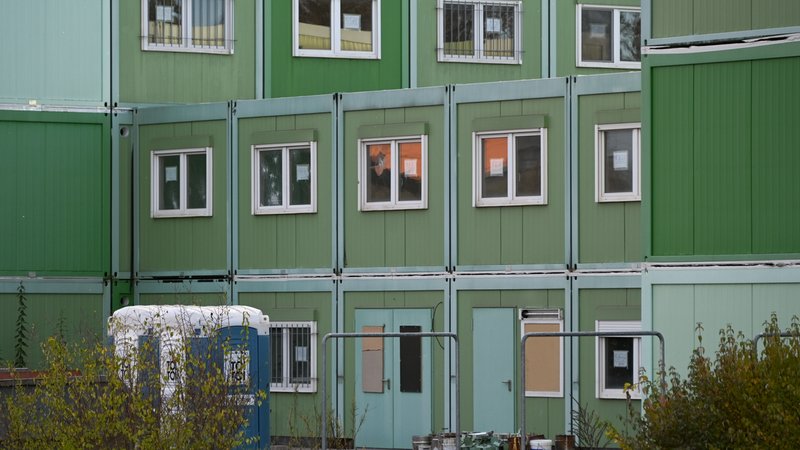 Flüchtlingsunterkunft im Münchner Norden | Bild: picture alliance / SZ Photo | Alessandra Schellnegger Flüchtlingsunterkunft im Münchner Norden