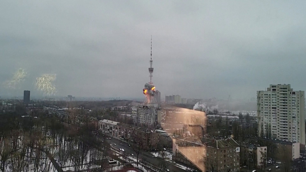 Der Fernsehturm in Kiew, Ukraine, wird von einer Bombe zerstört. (Aufnahme vom 1. März 2022)