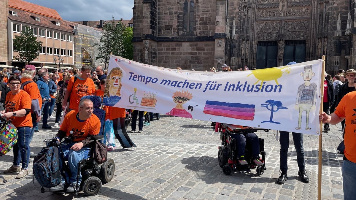Aktionstag Gleichstellung in Nürnberg mit Plakat "Tempo machen für Inklusion"