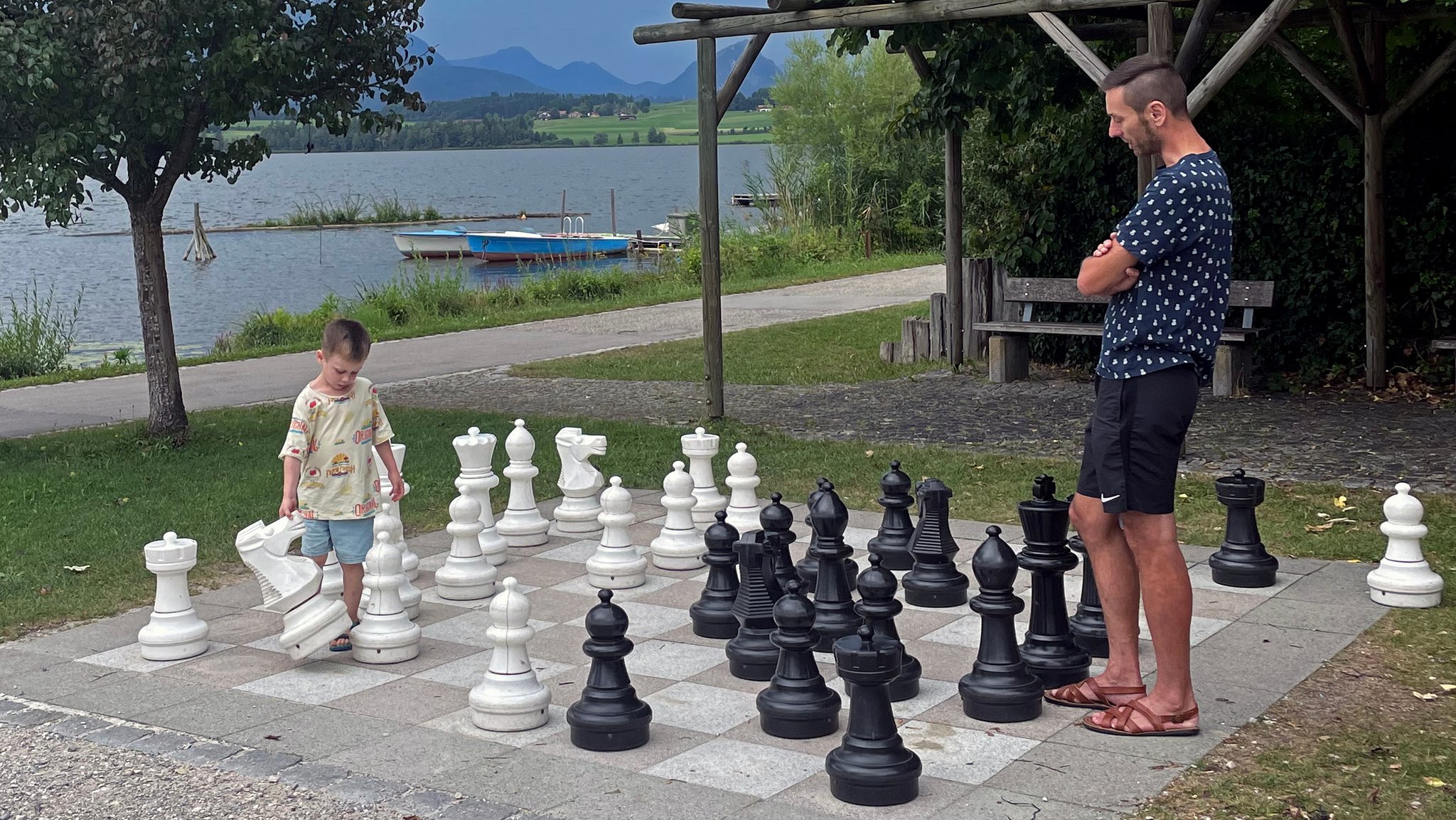 Ferdinand und sein Vater Christoph Alm spielen Freiluftschach am Hopfensee