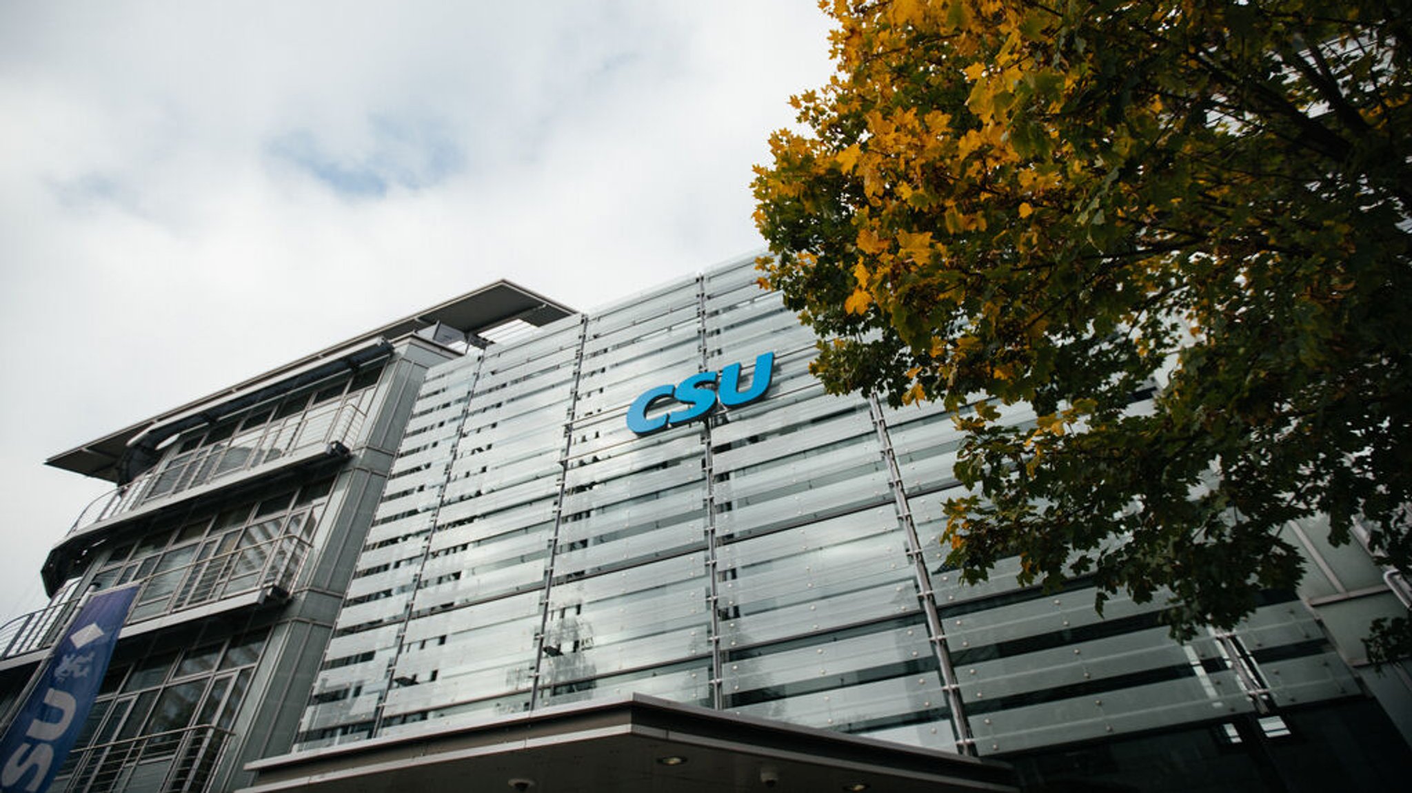 Die CSU-Parteizentrale in München. An der Fassade hängt der blaue Schriftzug CSU. Die CSU-Parteizentrale in München. An der Fassade hängt der blaue Schriftzug CSU.