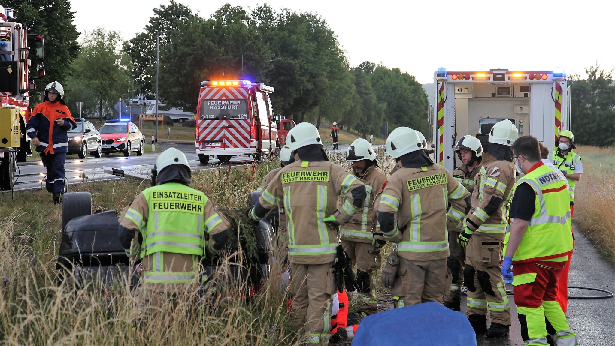 Die Feuerwehr musste den eingeklemmten Autofahrer aus dem Fahrzeug befreien.