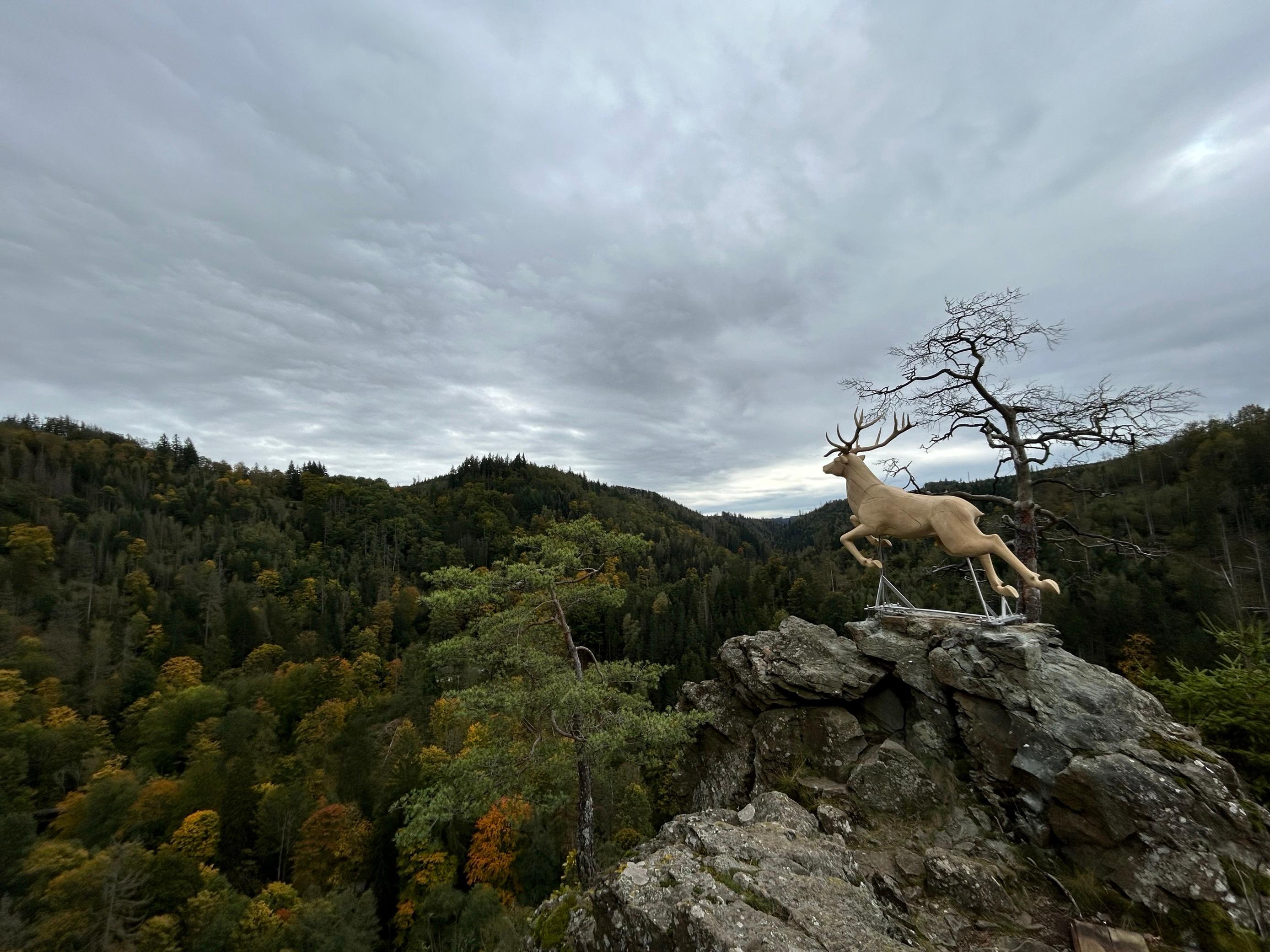 Eine Hirschskulptur im Höllental.