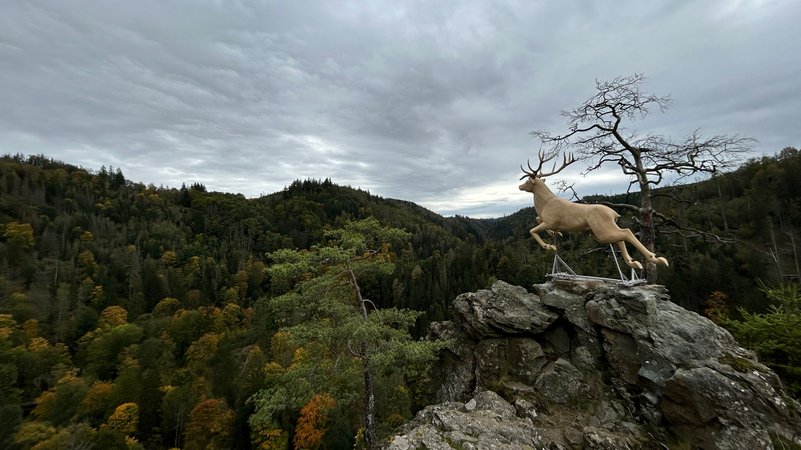 Eine Hirschskulptur im Höllental. | Bild: BR/Christoph Röder Eine Hirschskulptur im Höllental.