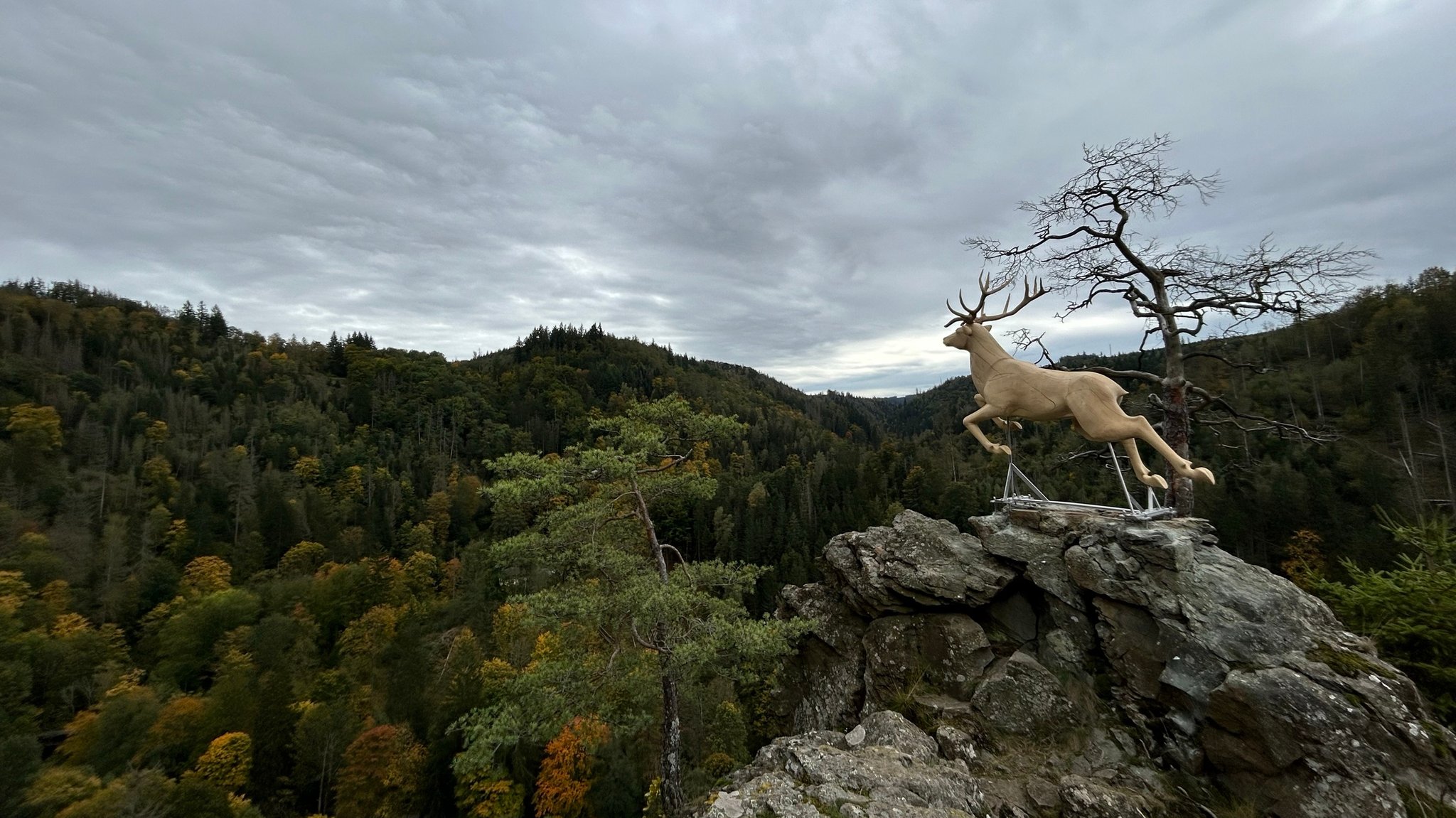 Eine Hirschskulptur im Höllental.