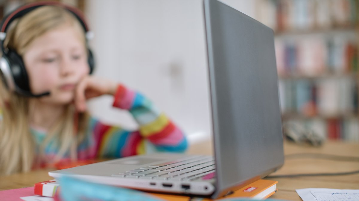 Ein Kind lernt am Laptop
