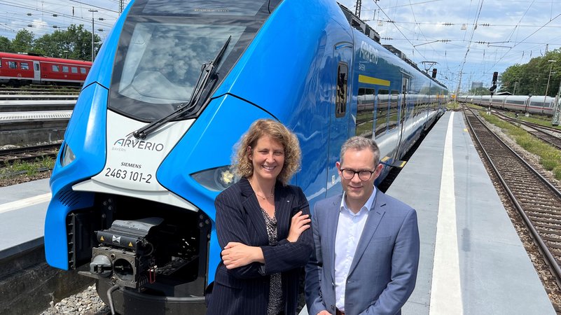 ÖBB-Vorständin Stock und Arverio-Vorstand Amini vor Zug | Bild: BR/Herz ÖBB-Vorständin Stock und Arverio-Vorstand Amini vor Zug