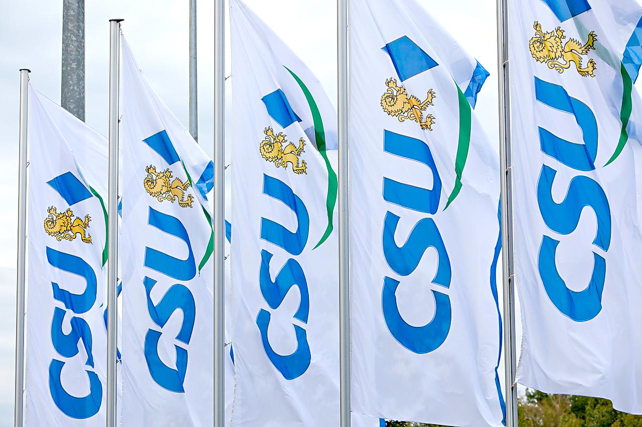 CSU-Fahnen im Wind. Video: Nach dem aktuellen Kontrovers BayernTrend verlöre die CSU die absolute Mehrheit. Kontrovers war an der Parteibasis unterwegs.