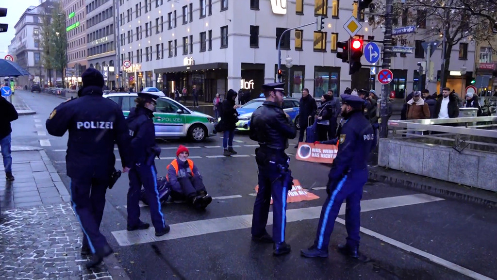 Immer wieder hatten Klima-Aktivisten der Gruppe "Letzte Generation" in den vergangenen Wochen mit Klebe-Aktionen für Aufsehen in München gesorgt. | Bild: BR Immer wieder hatten Klima-Aktivisten der Gruppe "Letzte Generation" in den vergangenen Wochen mit Klebe-Aktionen für Aufsehen in München gesorgt.