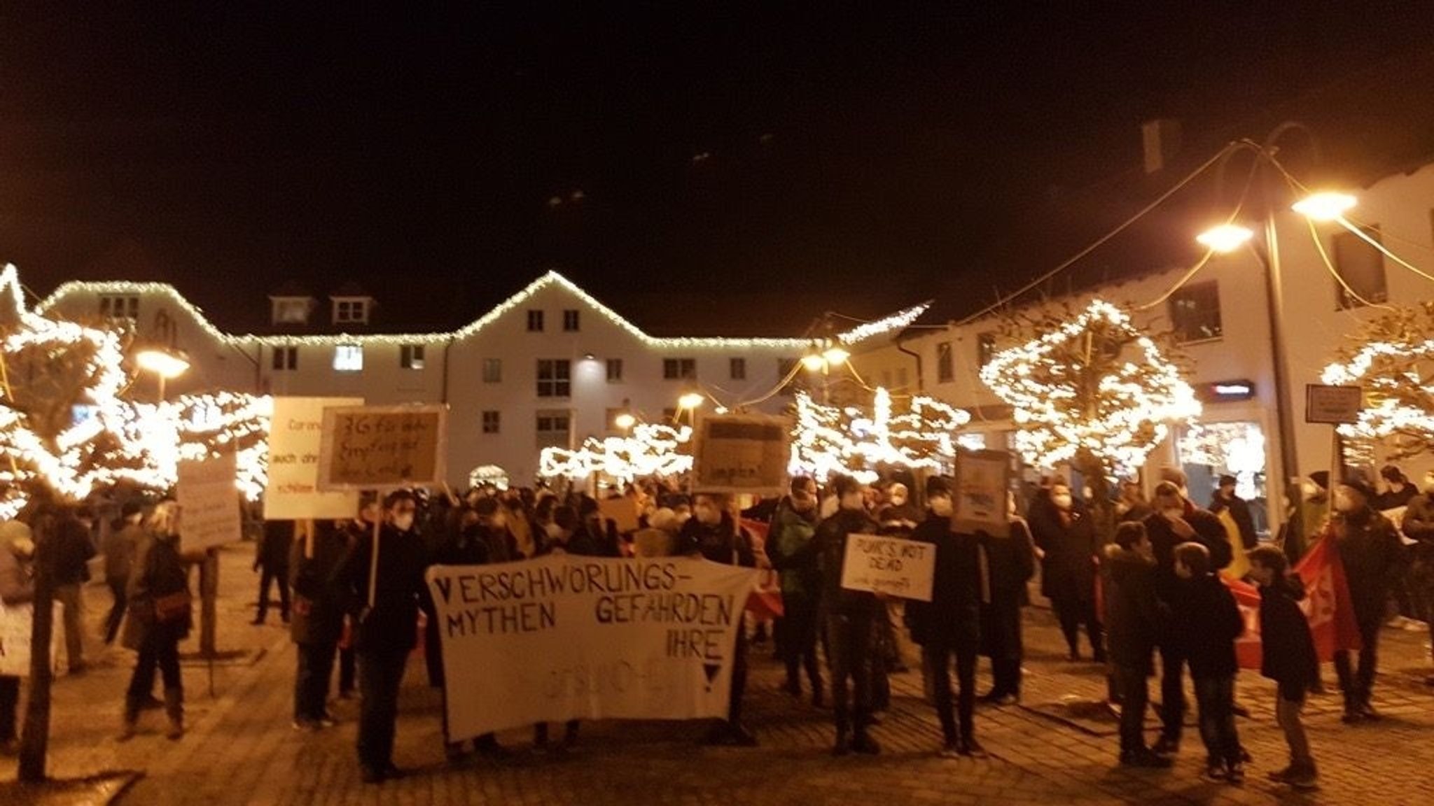 Demonstranten mit verschiedenen Bannern und Plakaten