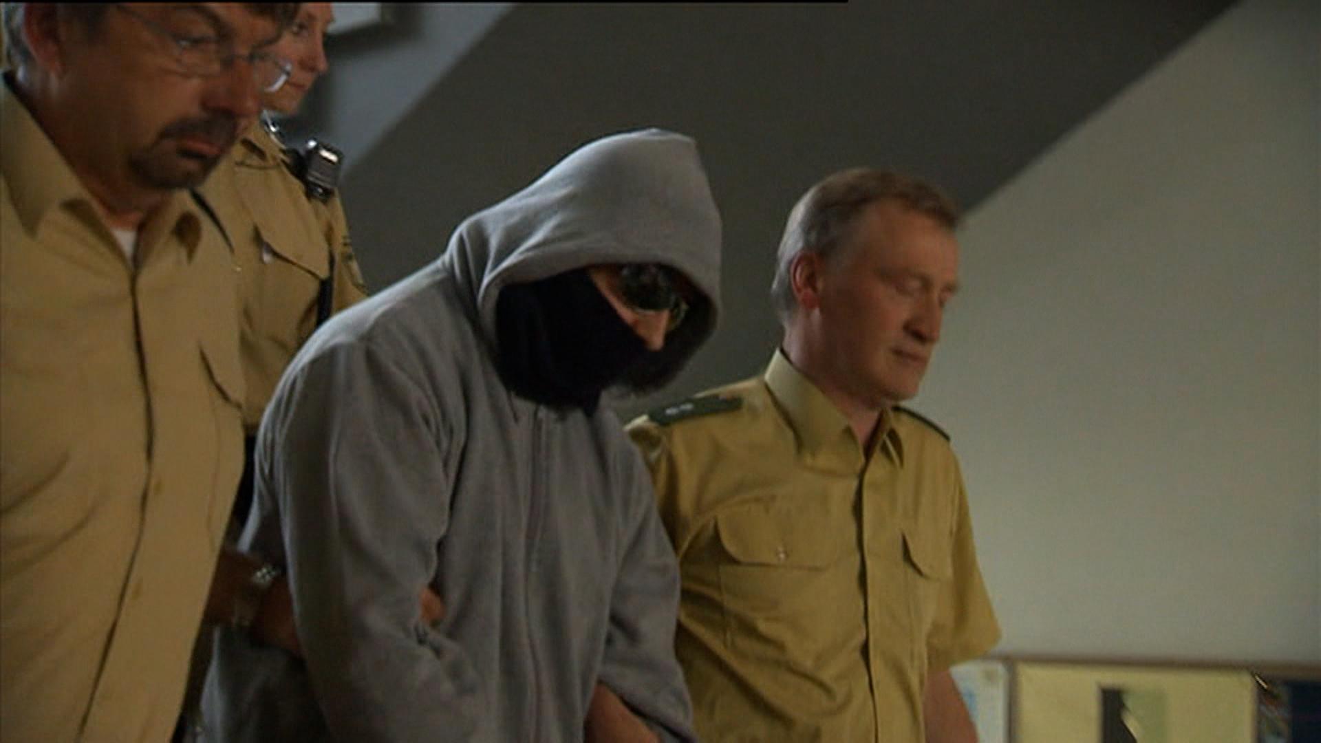 Polizisten führen den Amokläufer von Ansbach in den Gerichtssaal.