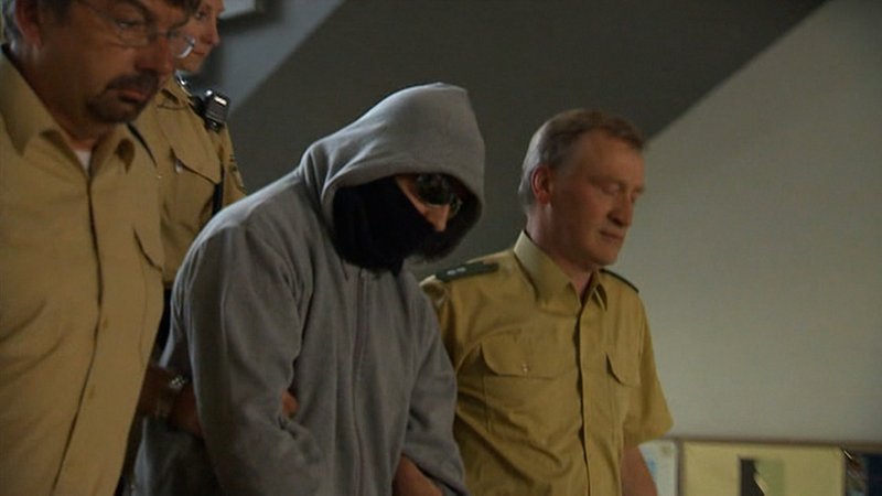 Polizisten führen den Amokläufer von Ansbach in den Gerichtssaal. | Bild: BR Polizisten führen den Amokläufer von Ansbach in den Gerichtssaal.