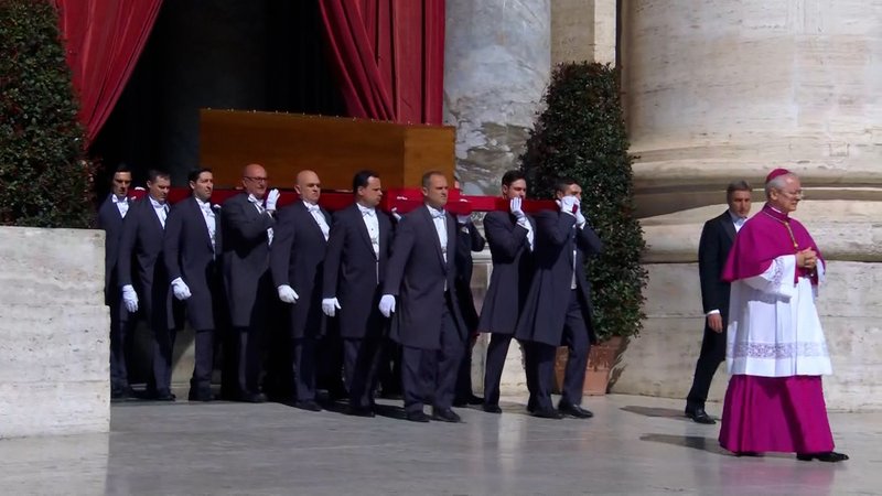 Der Sarg des Pontifex wurde aus dem Petersdom auf den Vorplatz getragen. | Bild: BR Der Sarg des Pontifex wurde aus dem Petersdom auf den Vorplatz getragen.