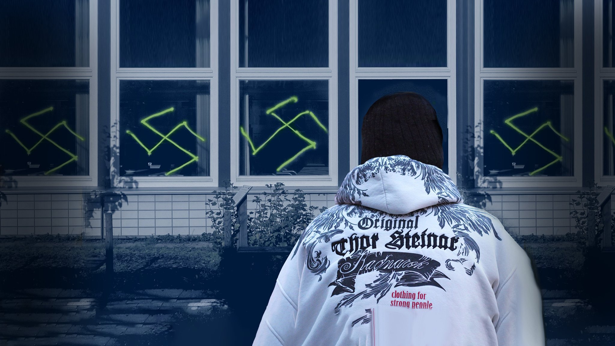 Schüler, von hinten zu sehen, mit Hoody mit rechtsextremer Parole | Bild: Bayerischer Rundfunk 2025 Schüler, von hinten zu sehen, mit Hoody mit rechtsextremer Parole