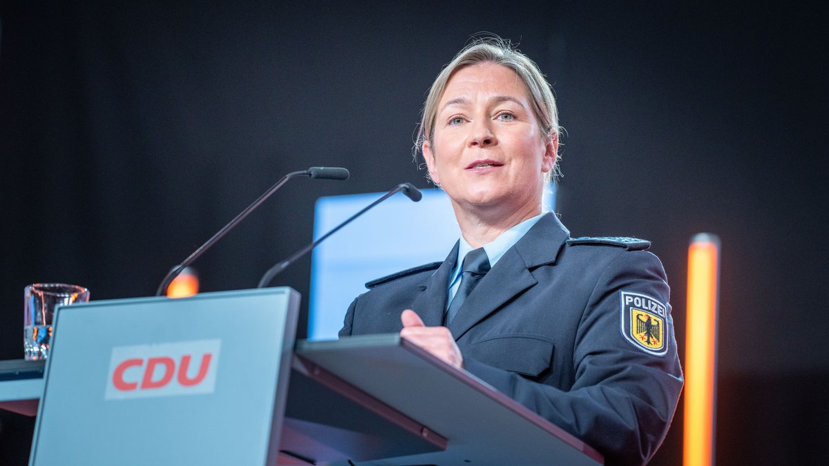 Claudia Pechstein in Polizeiuniform bei einer CDU-Veranstaltung