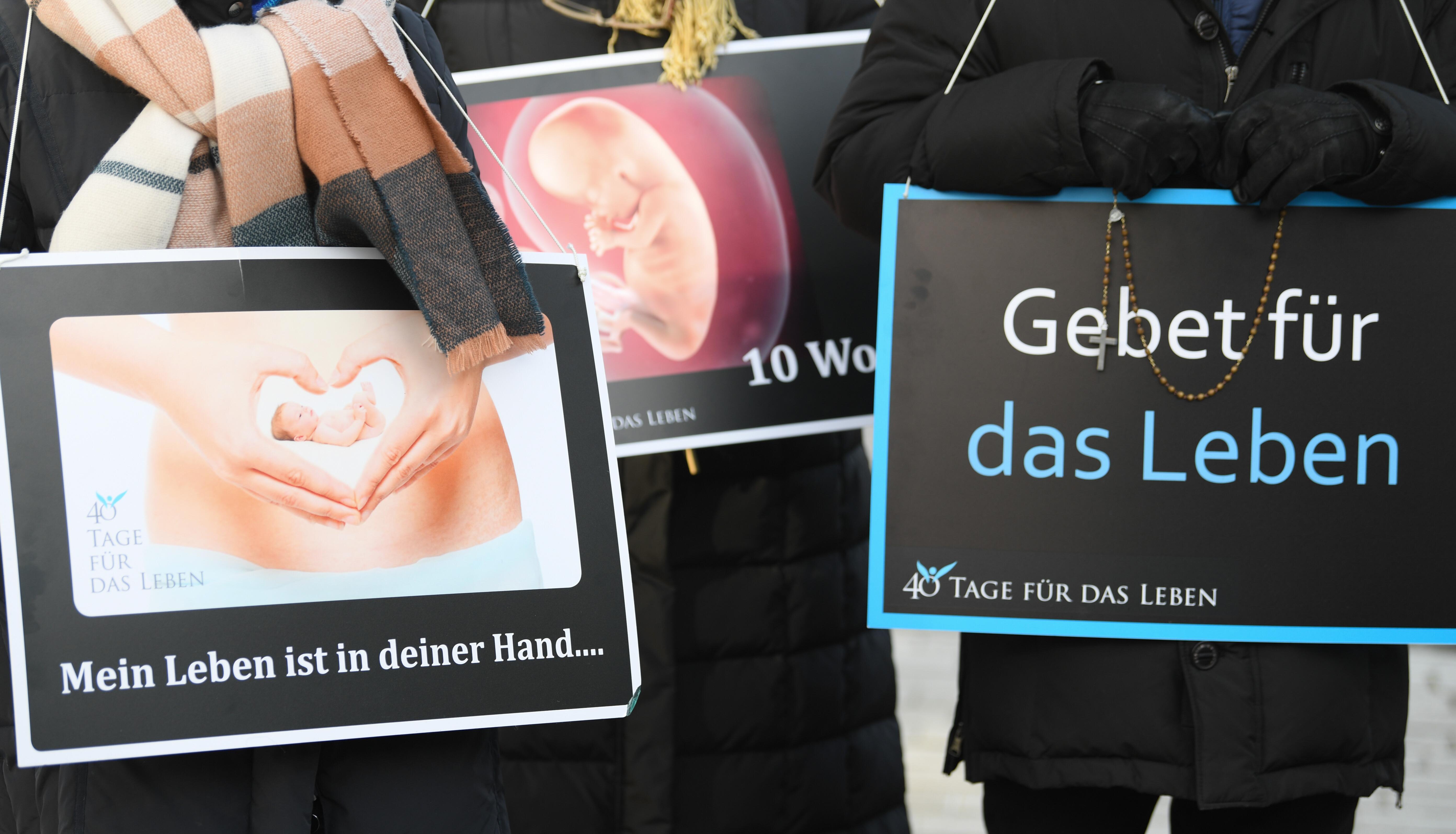 Symbolbild: Mit Plakaten mit der Aufschrift "Mein Leben ist in deiner Hand..." und "Gebet für das Leben" und dem Bild eines 10 Wochen alten Embryo demonstrieren Abtreibungsgegner. 
