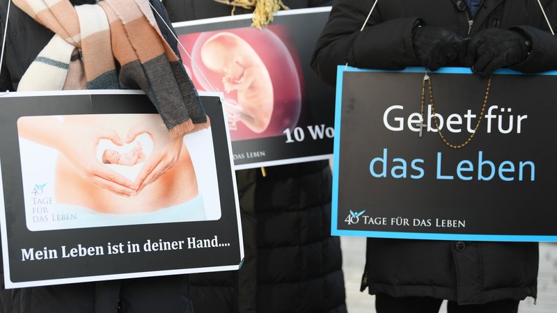 Symbolbild: Mit Plakaten mit der Aufschrift "Mein Leben ist in deiner Hand..." und "Gebet für das Leben" und dem Bild eines 10 Wochen alten Embryo demonstrieren Abtreibungsgegner. | Bild: picture alliance / Arne Dedert/dpa | Arne Dedert Symbolbild: Mit Plakaten mit der Aufschrift "Mein Leben ist in deiner Hand..." und "Gebet für das Leben" und dem Bild eines 10 Wochen alten Embryo demonstrieren Abtreibungsgegner.