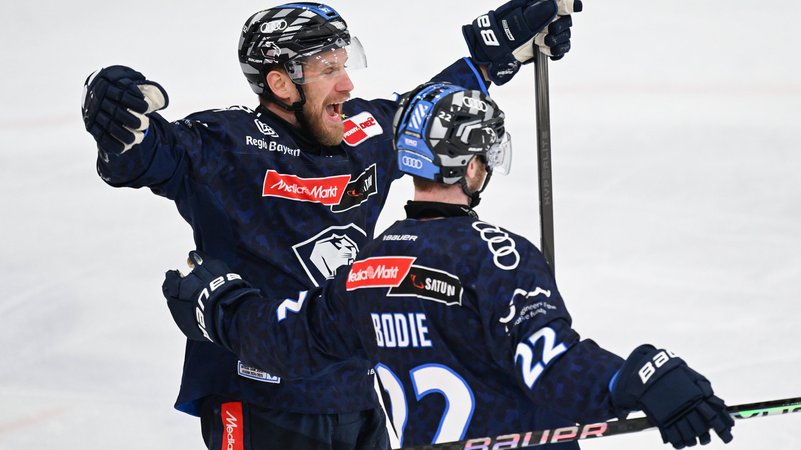 02.04.2025, Bayern, Ingolstadt: Eishockey: DEL, ERC Ingolstadt - Kölner Haie, Meisterschaftsrunde, Halbfinale, 1. Spieltag in der Saturn-Arena. Daniel Schmölz (l) von Ingolstadt jubelt mit Mathew Bodie über sein Tor zum 2:0. | Bild: dpa-Bildfunk/Sven Hoppe 02.04.2025, Bayern, Ingolstadt: Eishockey: DEL, ERC Ingolstadt - Kölner Haie, Meisterschaftsrunde, Halbfinale, 1. Spieltag in der Saturn-Arena. Daniel Schmölz (l) von Ingolstadt jubelt mit Mathew Bodie über sein Tor zum 2:0.