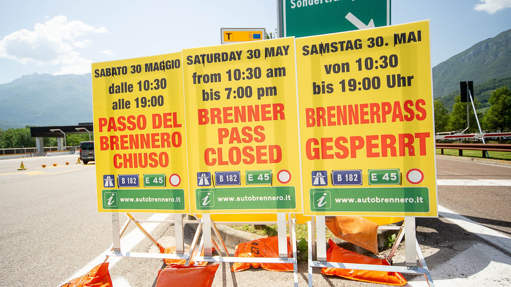 Gelbe Schilder weisen auf die Blockade der Brennerautobahn am Samstag hin. | Bild: picture alliance / ROPI | Giordani/Fotogramma Gelbe Schilder weisen auf die Blockade der Brennerautobahn am Samstag hin.