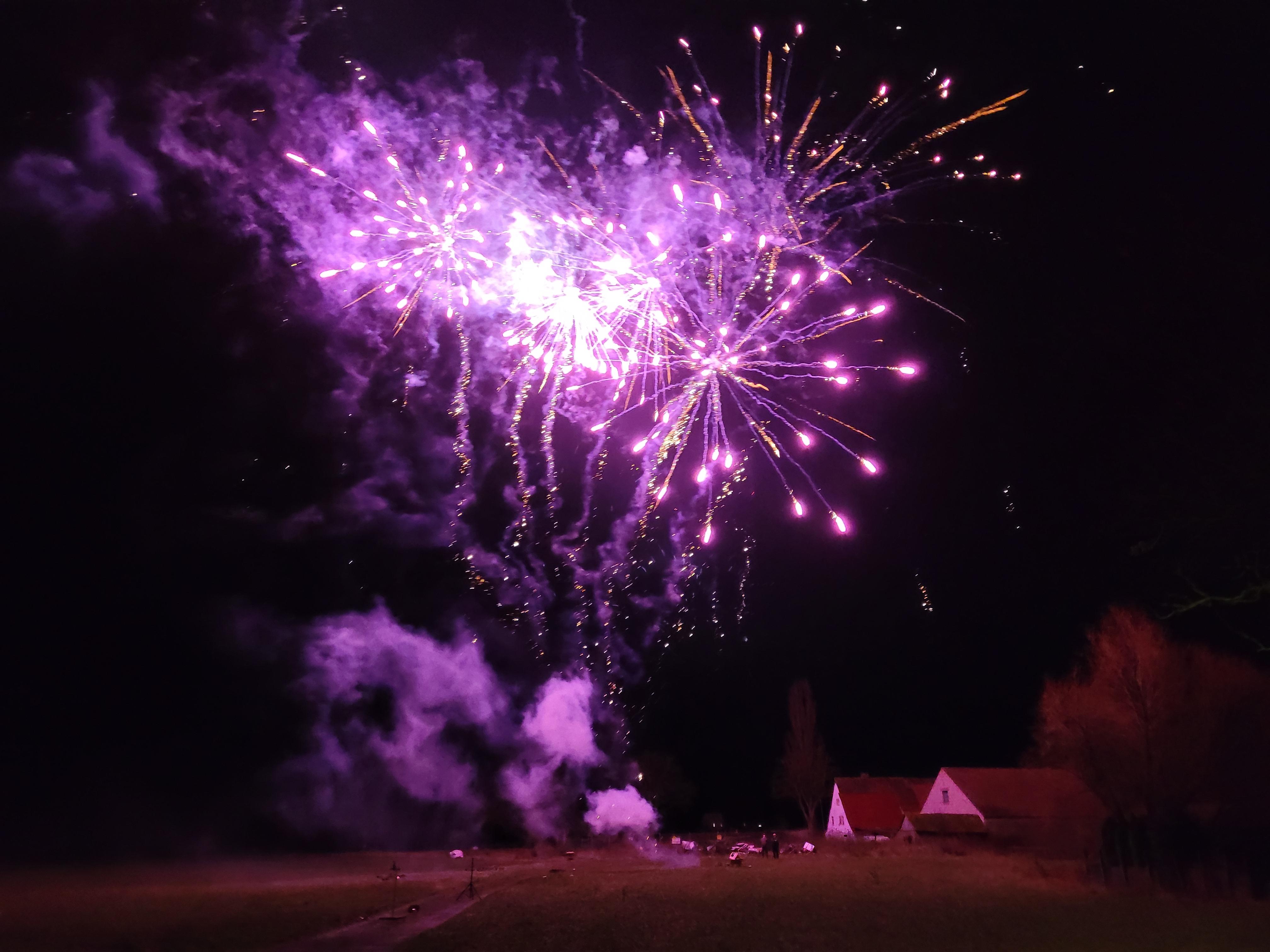 Violette Sterne am Himmel: Probe-Feuerwerk in Gerolzhofen im Dezember 2023