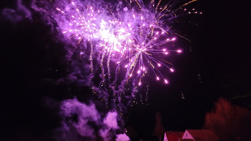 Violette Sterne am Himmel: Probe-Feuerwerk in Gerolzhofen im Dezember 2023
