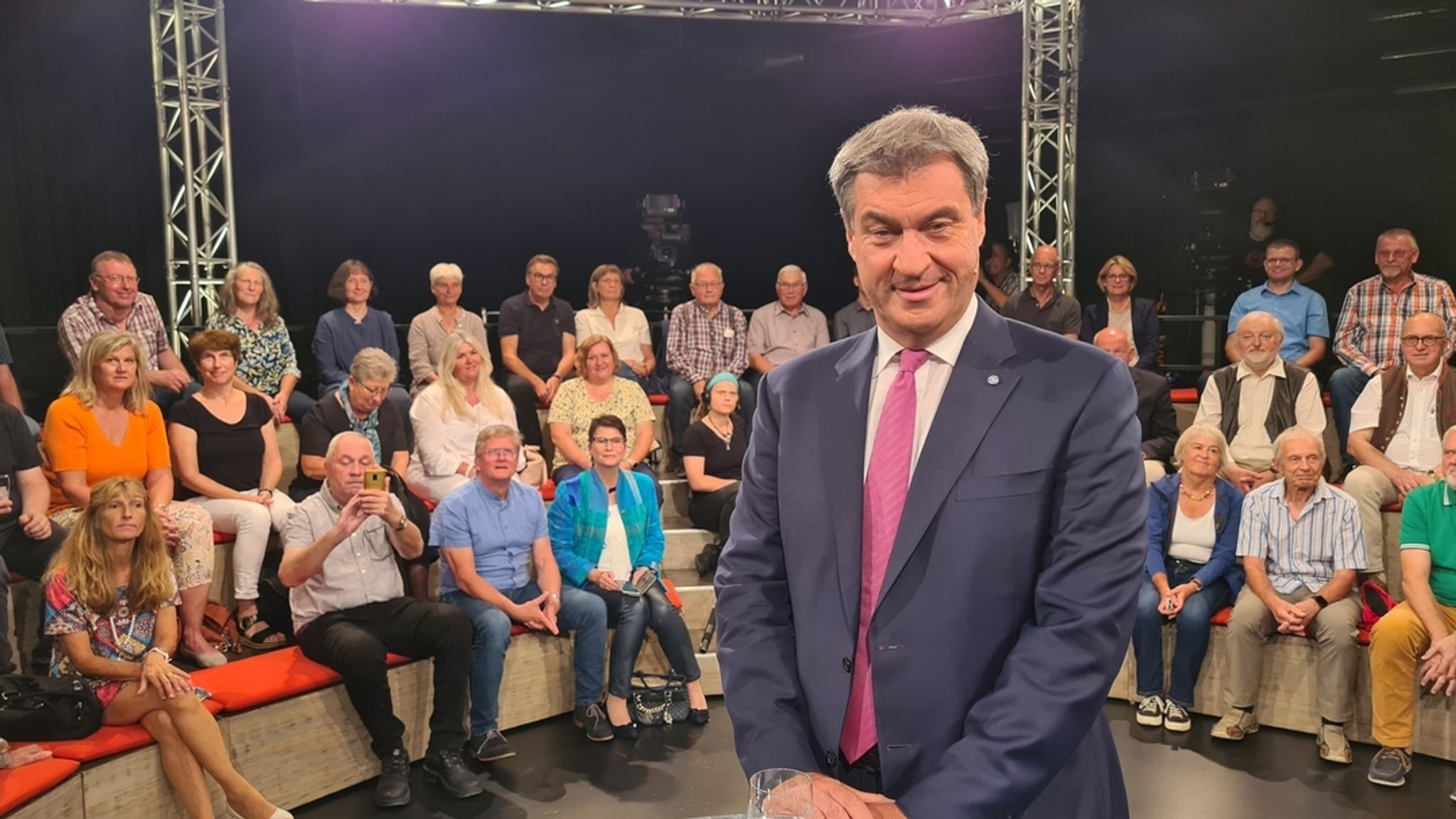 Markus Söder steht im TV-Studio mit Publikum 