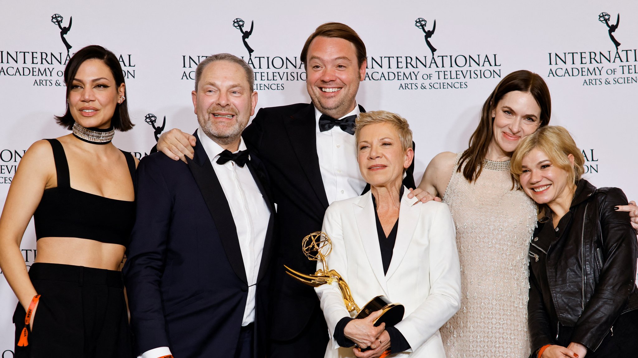 Kim Riedle (2. v. rechts),Isabel Kleefeld, Friedrich Oetker und weitere Darsteller mit dem Preis für "Liebes Kind"