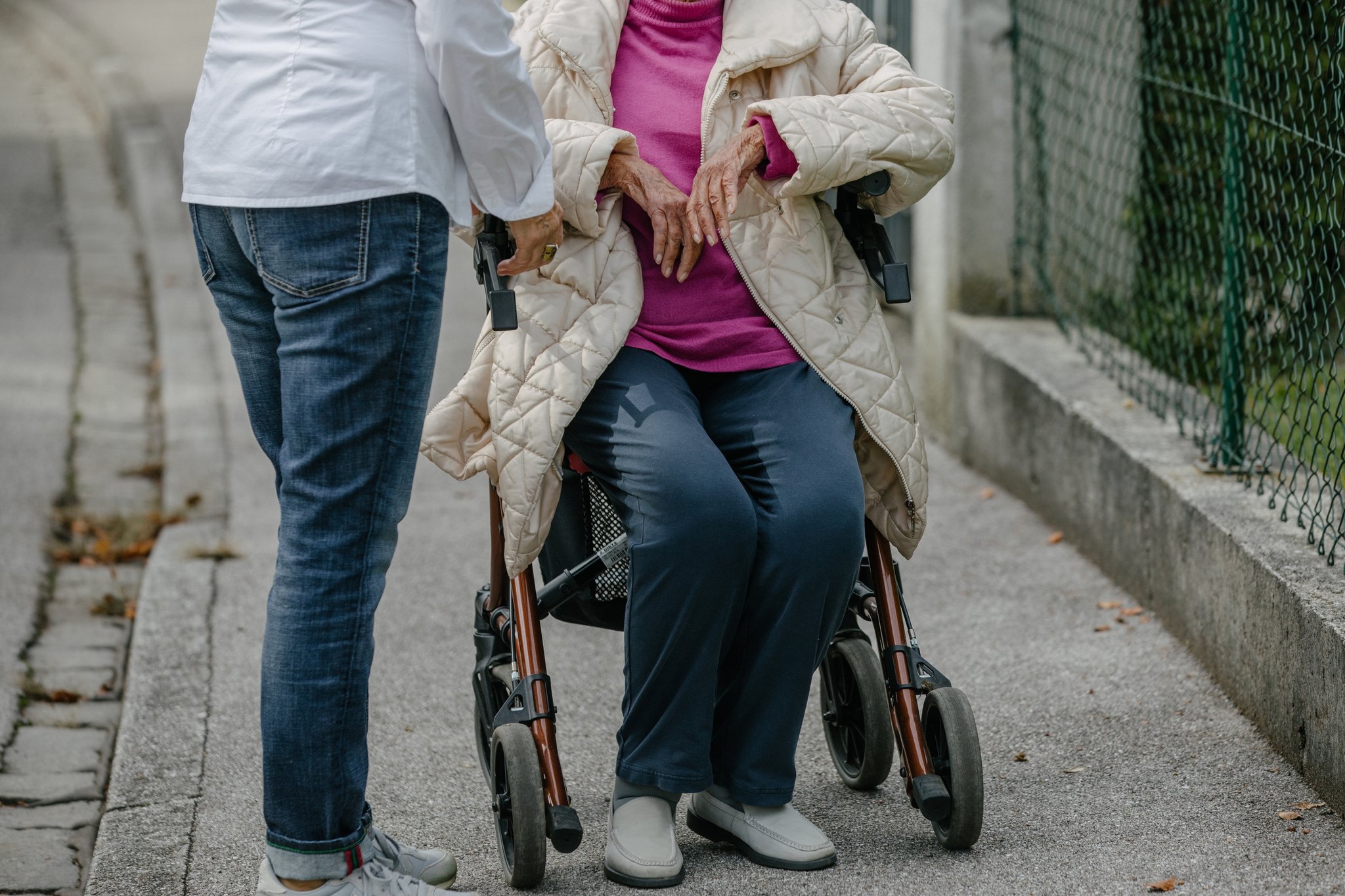 Eine Pflegerin hilft einer Seniorin mit Rollator. | Bild: BR/Johanna Schlüter Eine Pflegerin hilft einer Seniorin mit Rollator.