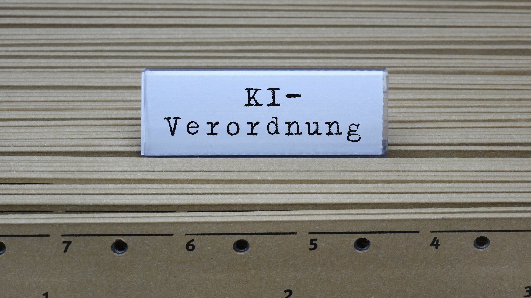 Mit der KI-Verordnung bzw. dem AI Act der EU kommen auch Kennzeichnungspflichten auf User, Firmen und Co. zu. | Bild: pa/ZB/Sascha Steinach Mit der KI-Verordnung bzw. dem AI Act der EU kommen auch Kennzeichnungspflichten auf User, Firmen und Co. zu.