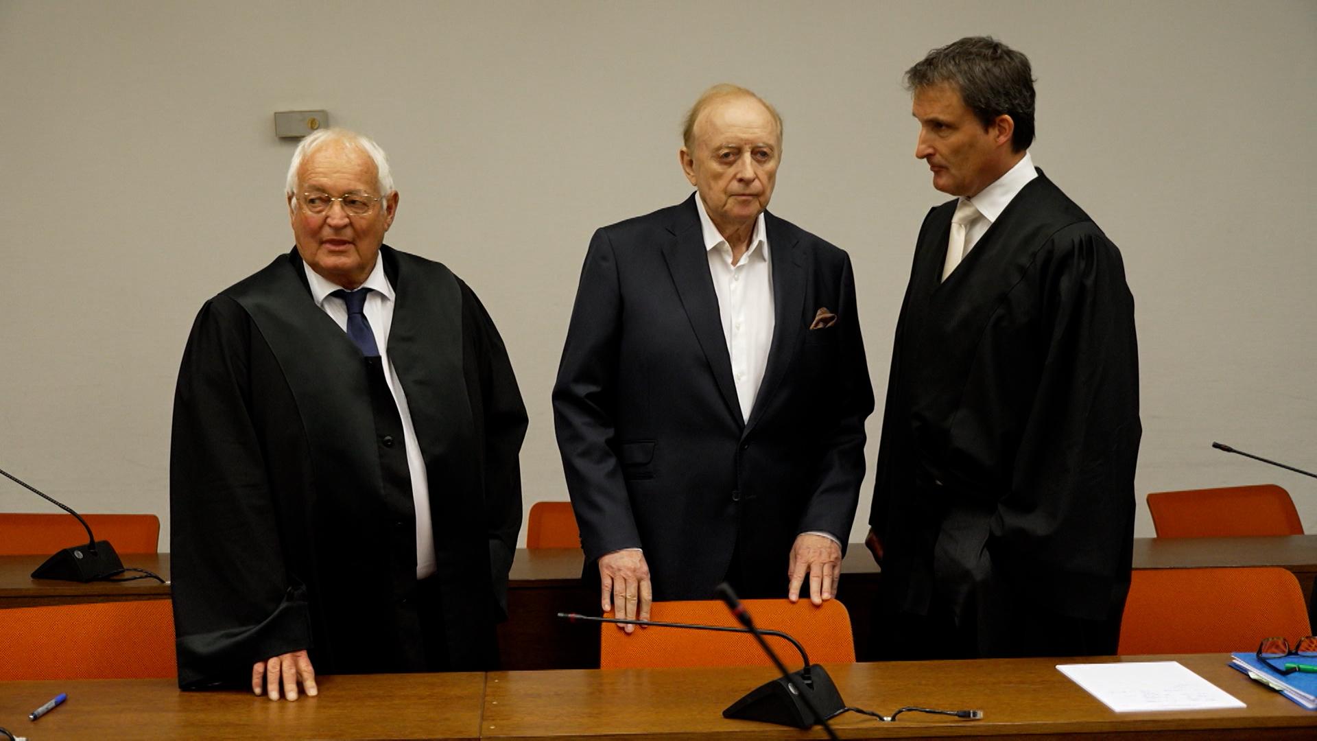 Alfons Schuhbeck ist wegen Betrugs mit Coronahilfen und Insolvenzverschleppung zu einer langen Freiheitsstrafe verurteilt worden. 