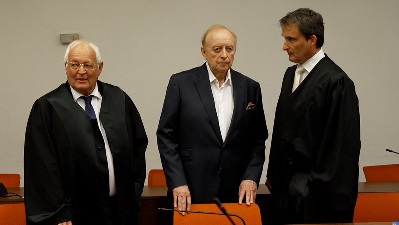 Alfons Schuhbeck ist wegen Betrugs mit Coronahilfen und Insolvenzverschleppung zu einer langen Freiheitsstrafe verurteilt worden. | Bild: BR Alfons Schuhbeck ist wegen Betrugs mit Coronahilfen und Insolvenzverschleppung zu einer langen Freiheitsstrafe verurteilt worden.