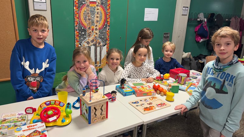 Schülerinnen und Schüler der Graf-Heinrich Grundschule in Kaisheim stehen vor einem Tisch mit Spielsachen und Büchern. Sie verkaufen die Dinge für den guten Zweck, der Erlös geht an die Sternstunden. | Bild: BR / Judith Zacher Schülerinnen und Schüler der Graf-Heinrich Grundschule in Kaisheim stehen vor einem Tisch mit Spielsachen und Büchern. Sie verkaufen die Dinge für den guten Zweck, der Erlös geht an die Sternstunden.