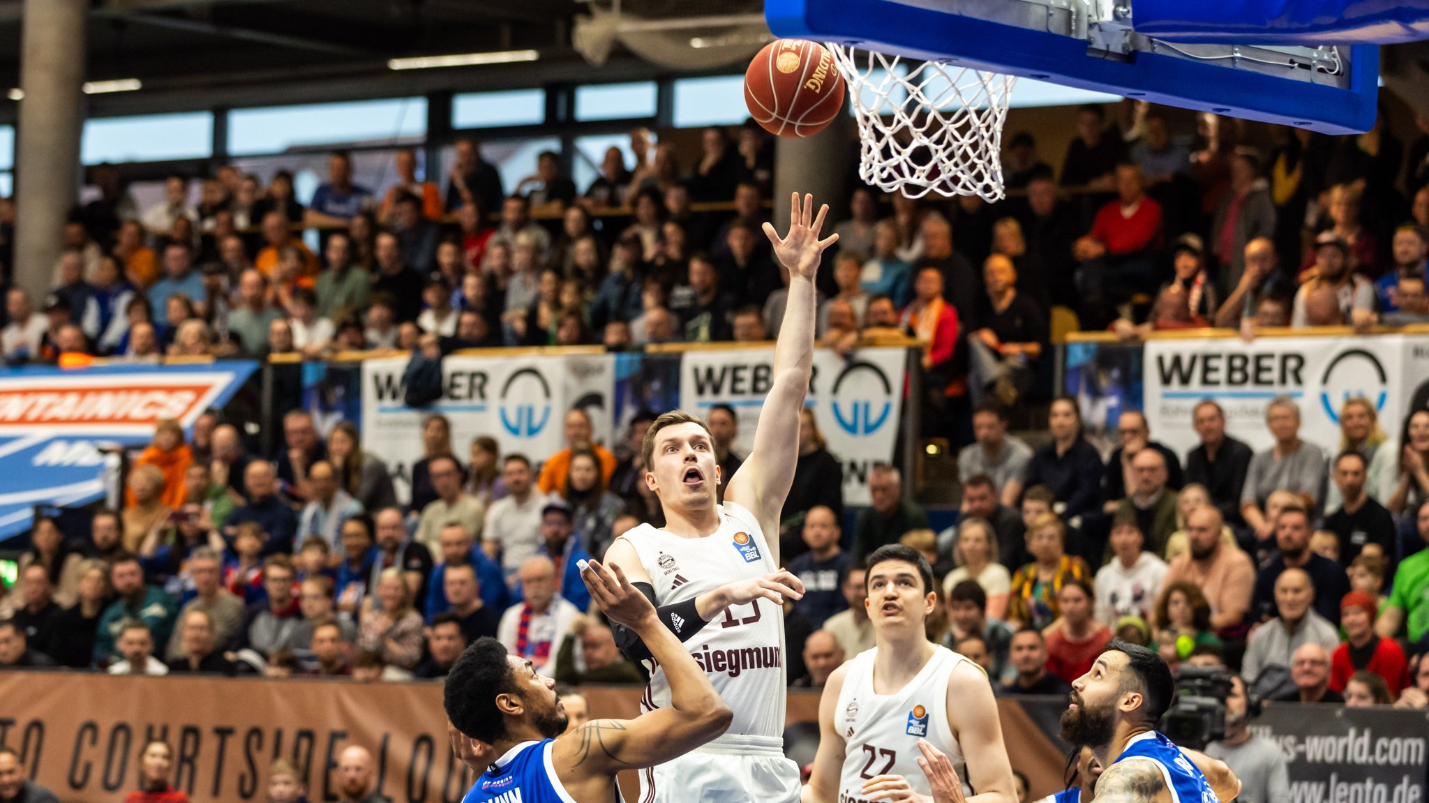 Bayern-Basketballer jubeln - Obst lässt die "Dreier" regnen