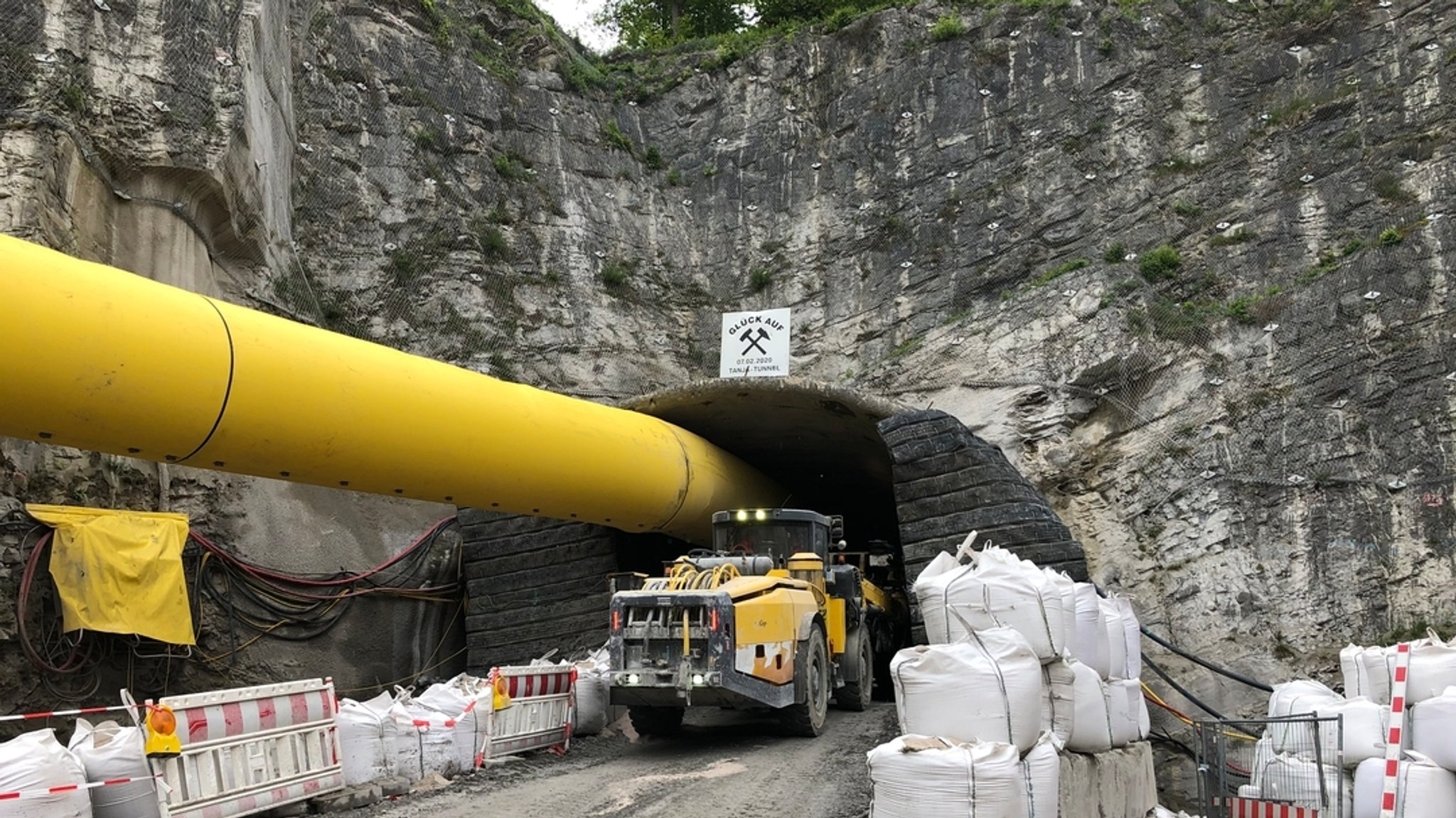 Blick auf den Nord-Eingang des Kramertunnels bei Bauarbeiten 2020