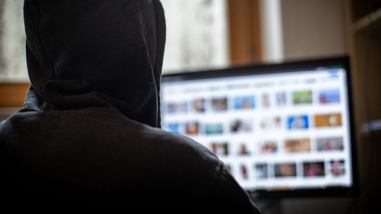 Eine Person konsumiert Pornografie im Internet. | Bild:BR/Johanna Schlüter