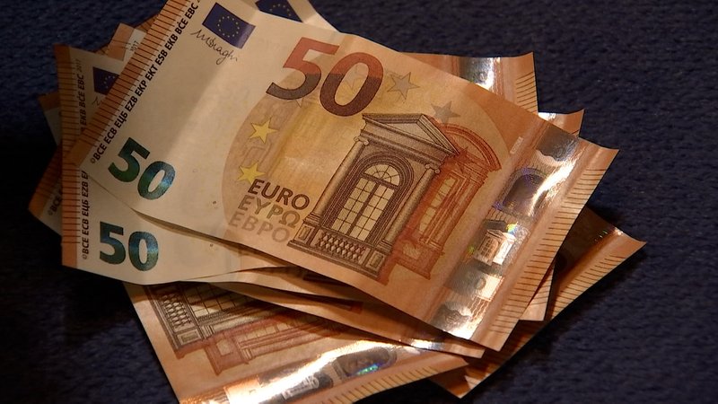 Mehrere  50-Euro-Scheine liegen übereinander