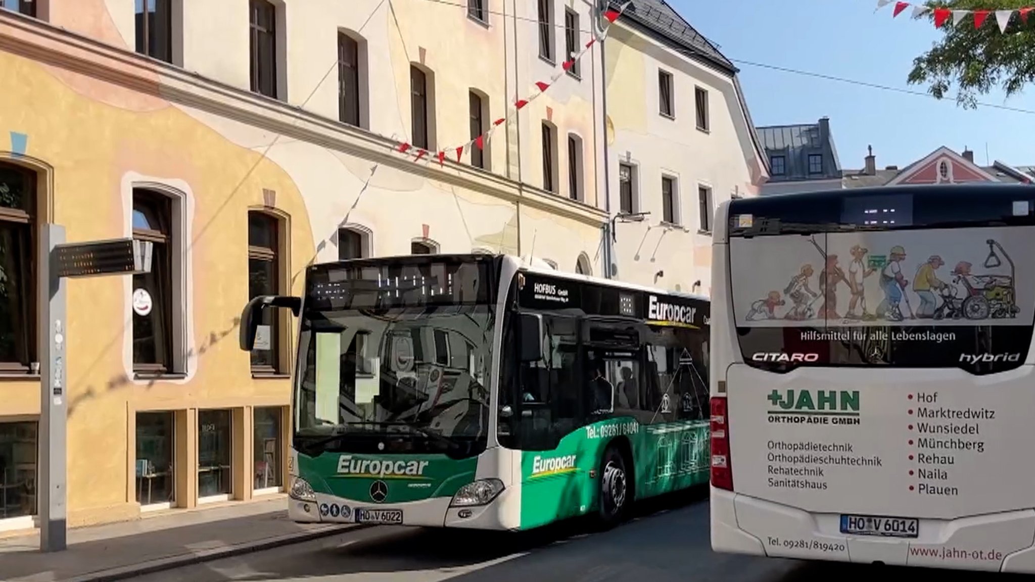 Zwei Stadtbusse in Hof